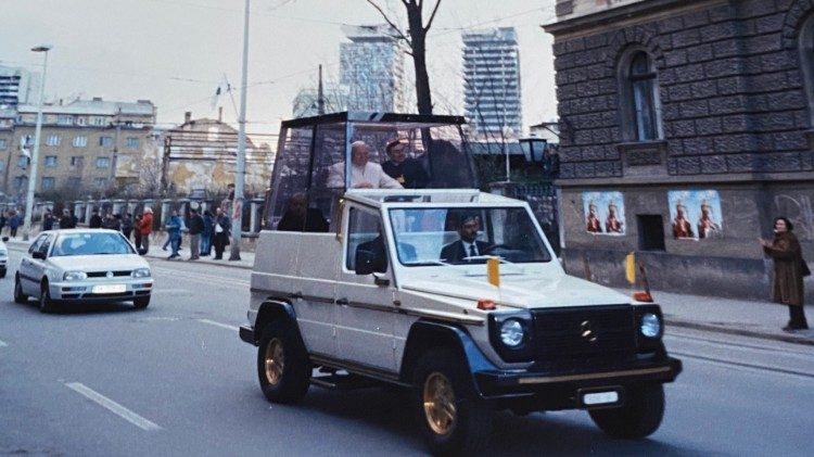 Der Papst fährt durch die leeren Straßen von Sarajewo (Foto: Kempis)
