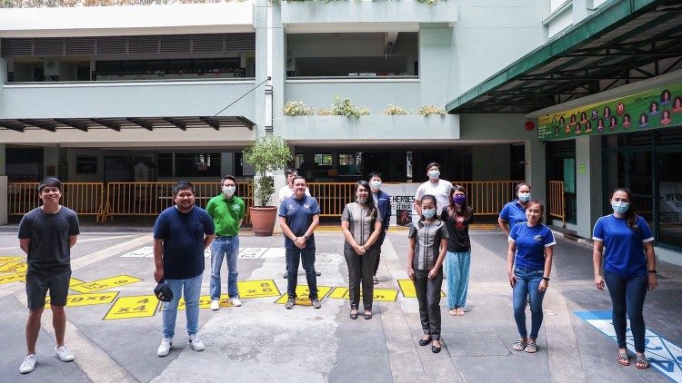 Filippine, Università Lasalliana, gli operatori impegnati nella distribuzione di kit sanitari con i senzatetto ospitati nell'ateneo