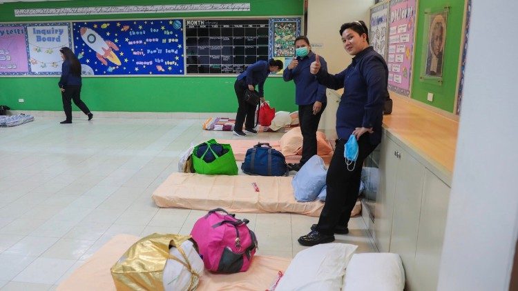 Filippine, Università Lasalliana, gli operatori impegnati nella distribuzione di kit sanitari con i senzatetto ospitati dall'ateneo