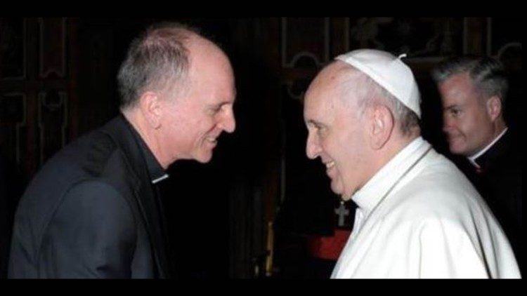 Папа Франциск вітається з о. Томасом Смолічем