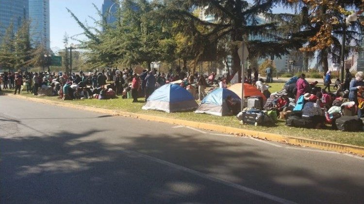 Migrantes bolivianos acampan a las afueras del consulado de Bolivia en Chile.