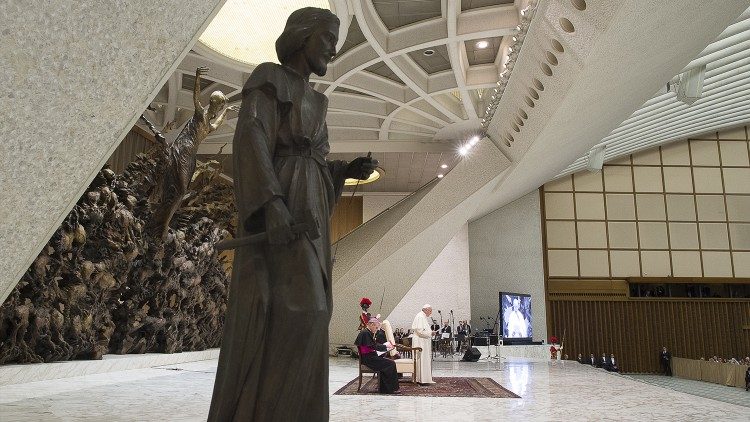 Šv. Juozapo darbininko statula Vatikano audiencijų salėje 2015 m.