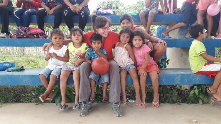 Imagen tomada antes de la pandemia: la Misionera María Eugenia con unas niñas de la comunidad. 