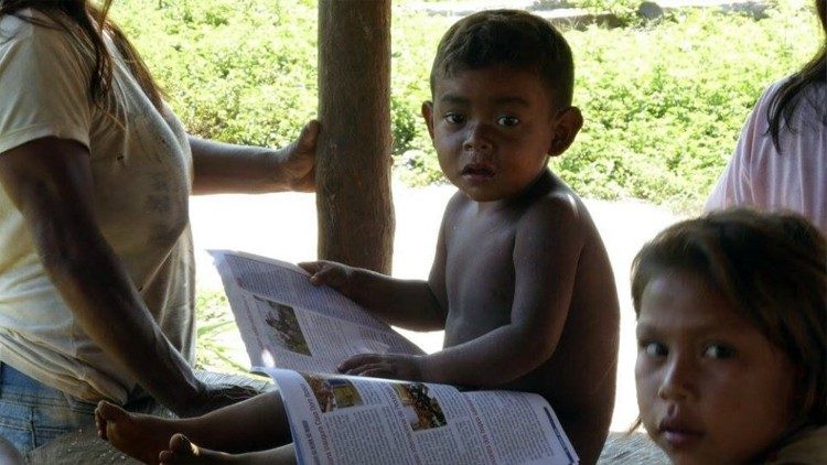 Archivo. 2020.04.30 Indígenas en Amazonía, Brasil. Niños en escuela
