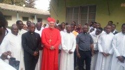 2020.05.05-Cardinale-Eugenio-Dal-Corso-con-sacerdoti-nel-Seminario-del-Buon-Pastore-de-Ben.jpg