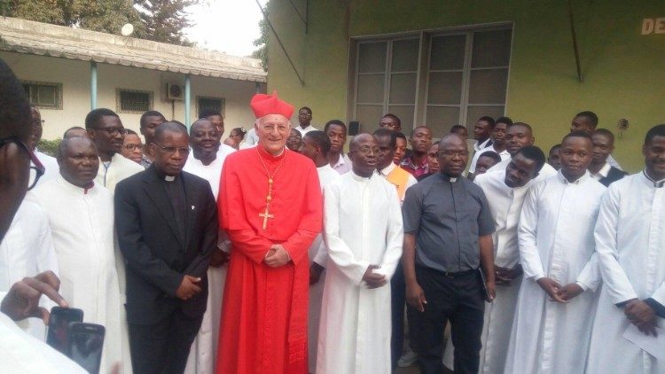 Cardeal Eugenio Dal Corso, com sacerdotes e seminaristas, no Seminário do Bom Pastor de Benguelea, em Angola