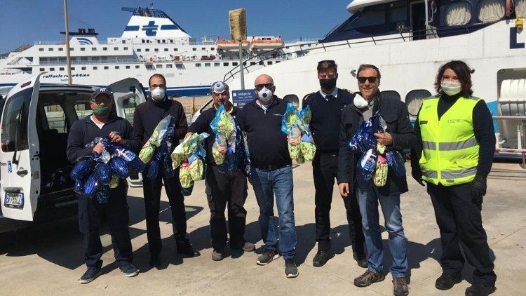 Don Sergio (il secondo da sinistra) con alcuni volontari al porto di Palermo