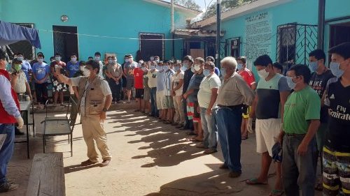 Bolívia: voluntários da Caritas percorrem presídios do país para fazer doações