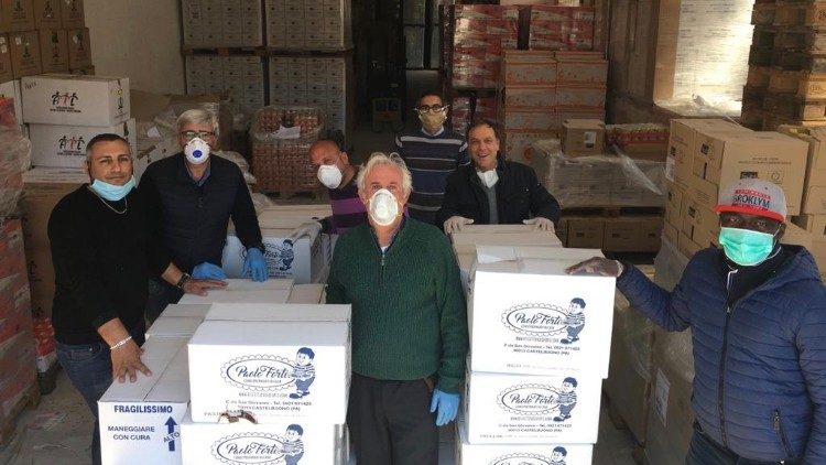 Palermo, volontari Caritas nel magazzino dei pacchi alimentari