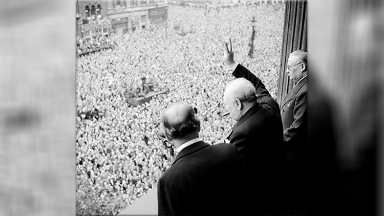8 maggio 1945: nel giorno della resa della Germania, il premier del Regno Unito Winston Churchill saluta la folla