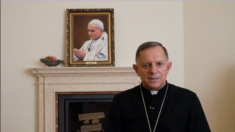 Mokrzycki vor einem Foto des polnischen Papstes