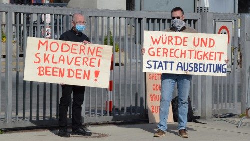 D: Pfarrer protestiert vor Coesfelder Großschlachterei