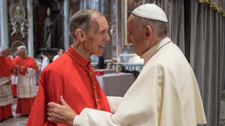 Papež Frančišek in kardinal Renato Corti med konzistorijem 19. oktobra 2016.