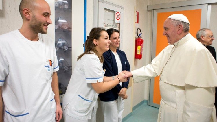 Ilustrační foto: Papež František při jedné ze svých návštěv nemocnice Bambin Gesù 