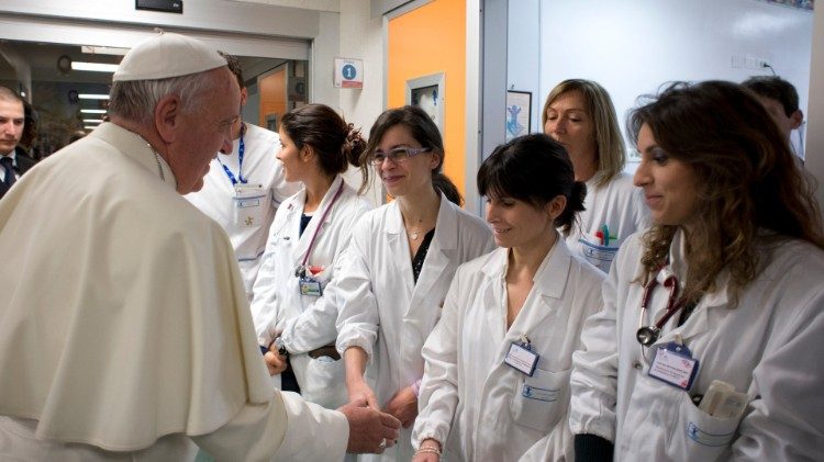 Papež z medicinskimi sestrami in bolničarji med obiskom pediatrične bolnišnice Bambino Gesu