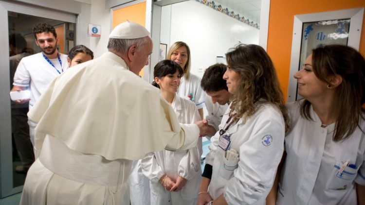 2020.05.12 Papa Francesco con medici e infermiere / infermieri in visita al Bambin Gesù ospedale pediatrico di Roma il 21.12.2013 - giornata mondiale degli infermiere / infermieri.