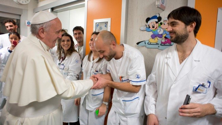Папа Франциск със здравномедицинския персонал на педиартричната болница "Бамбин Джезу" в Рим