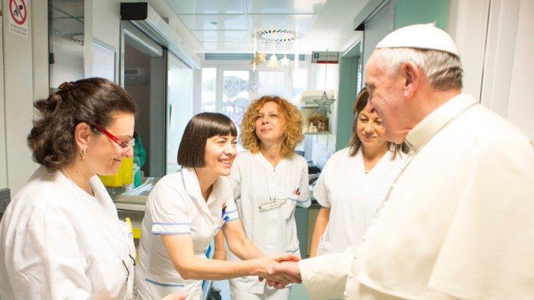 Em imagem de arquivo, o Papa no Hospital Bambino Gesù quando encontrou médicos e enfermeiros