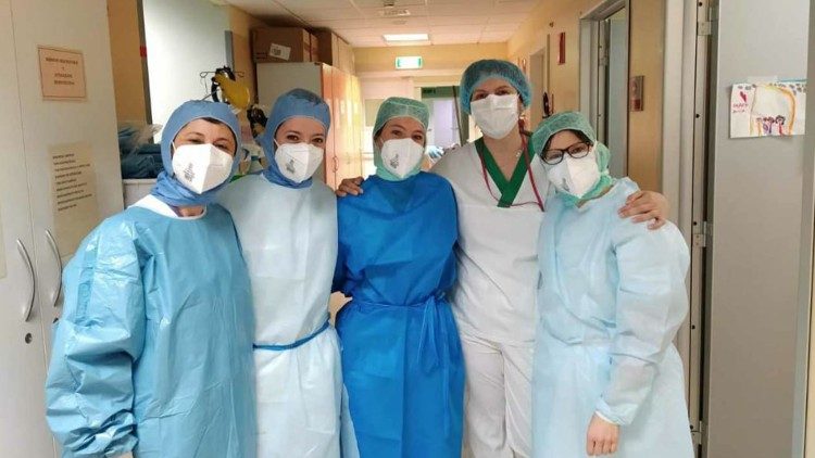 Barbara e le colleghe infermiere nel reparto di terapia intensiva dell'ospedale Papa Giovanni XXIII 