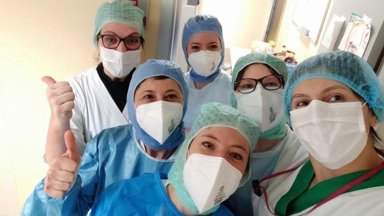 Gruppo di infermiere che lavorano all'ospedale Giovanni XXIII di Bergamo