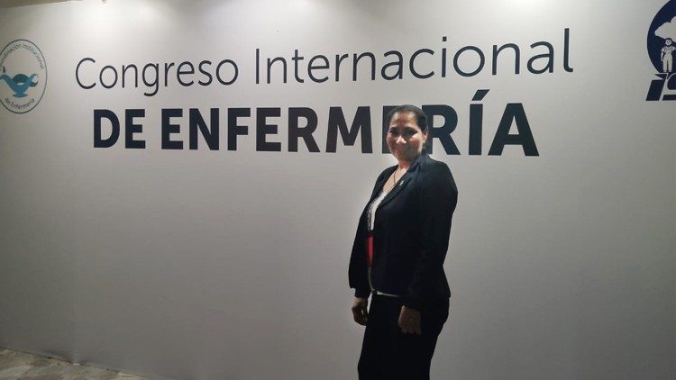 Susana Patricia Hernández de Doradea, trabaja en el hospital General en San Salvador, como enfermera especializada en sala de operaciones. 