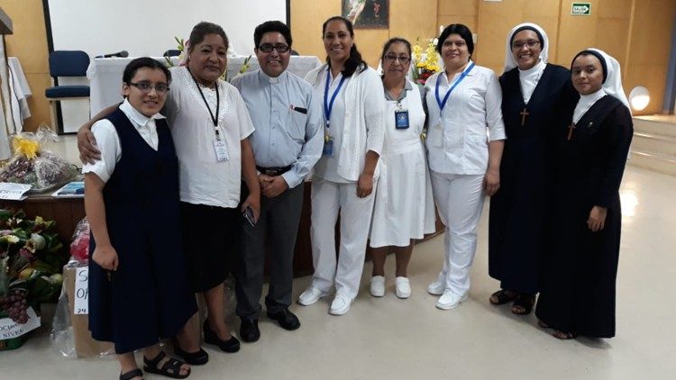 Susana Patricia Hernández de Doradea, trabaja en el hospital General en San Salvador, como enfermera especializada en sala de operaciones. 