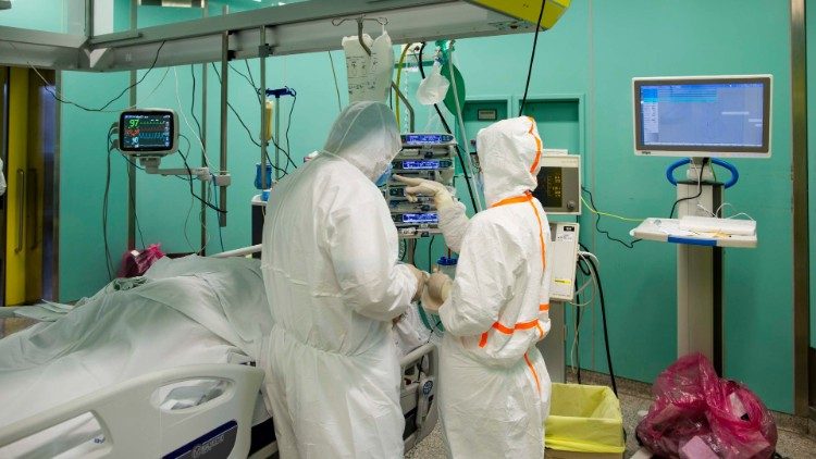 罗马天主教圣心大学医院医护人员正在救治新冠肺炎患者