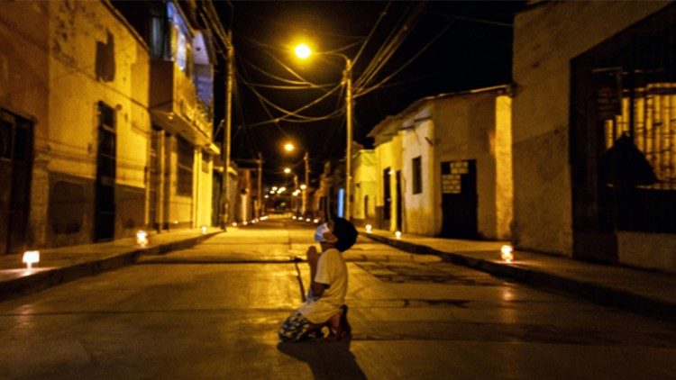 Criança reza em rua de Lima