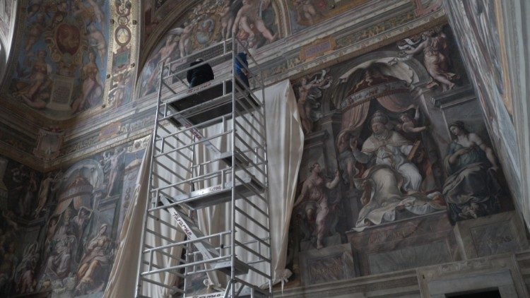 Los toques finales de la restauración de las pinturas de la Sala de Constantino 