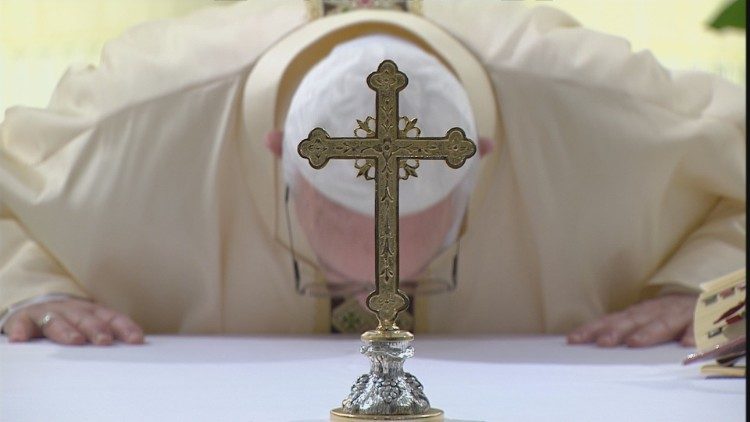 Popiežius prie Mišių altoriaus Šv. Mortos namuose Vatikane 