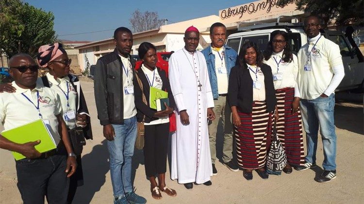 Arcebispo do Lubango, D. Gabriel Mbilingi, e algumas famílias angolanas