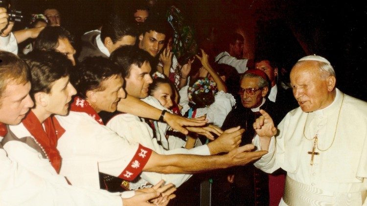 Foto de archivo: comunidad polaca del sur de Brasil encuentra al Papa Juan Pablo II 