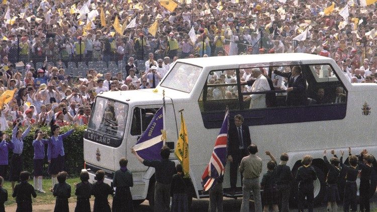 2020.05.19 Crowds greet Pope St John Paul II during his visit to the UK in 1982