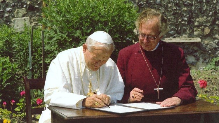 Pápež Ján Pavol II. s canterburským arcibiskupom Robertom Runcieom
