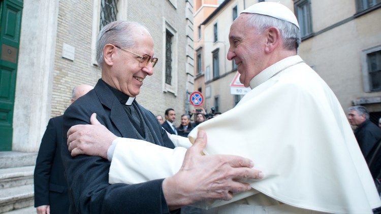 Le père Adolfo Nicolás saluant le Pape François lors d'une visite à l'église du Gesù, au centre de Rome.
