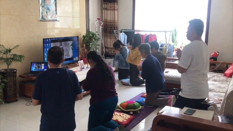산타 마르타의 집 아침미사 방송에 참석하며 기도하는 중국 가톨릭 신자들