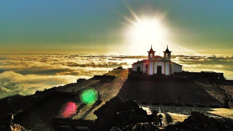 Santuário fica a mais de 1700 metros de altitude, no alto da Serra da Piedade, em Caet