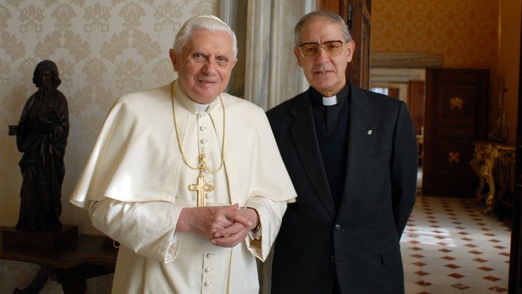 Papa Benedetto XVI e padre Adolfo  Nicolás