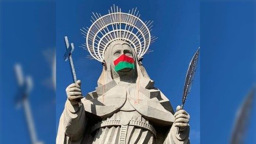 Estátua de Santa Rita ganha máscara para conscientizar o mundo sobre a Covid-19
