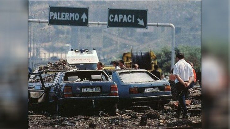  Strage di Capaci, 23 maggio 1992. Muoiono 5 persone tra cui il giudice Giovanni Falcone