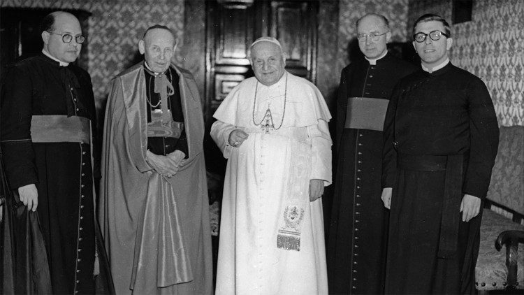 Jonas XXIII, Agostino Bea, pirmieji Krikščionių vienybės sekretoriato darbuotojai, 1960 m.