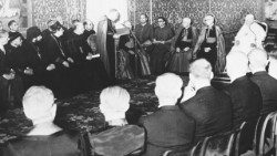 1962-John-XXIII-and-Vatican-observers.jpg
