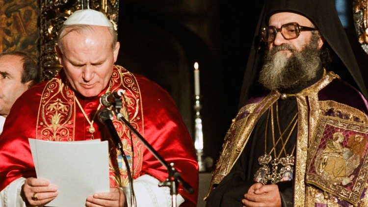Papst Johannes Paul II. bei einem ökumenischen Treffen