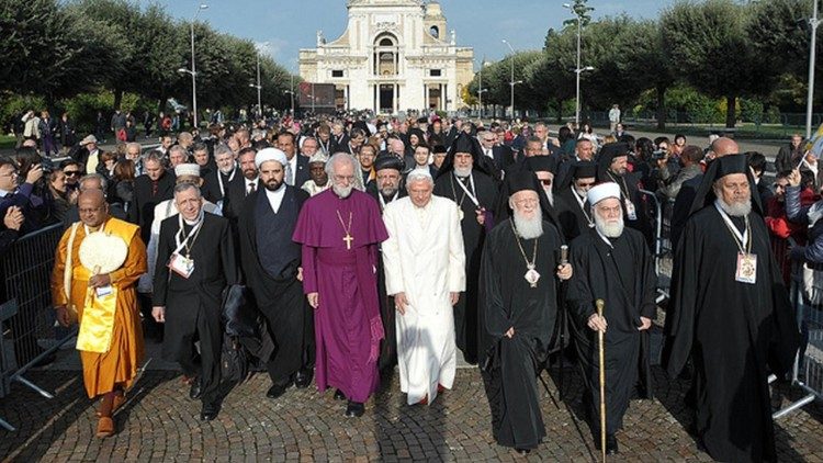 Benediktas XVI ekumeniniame susitikime Asyžiuje 2011 m.