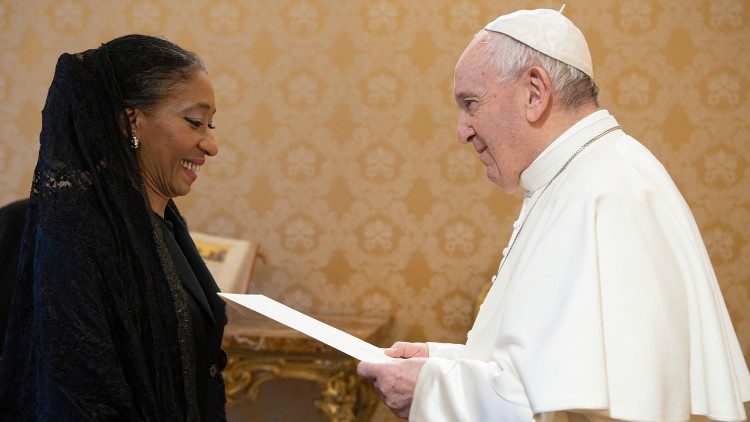María Fernanda Silva nagykövetasszony átnyújtja megbízólevelét Ferenc pápának