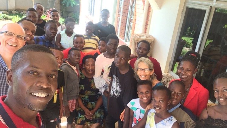 O médico italiano Antonio Loro com sua esposa e um grupo de jovens no hospital em Campala, Uganda