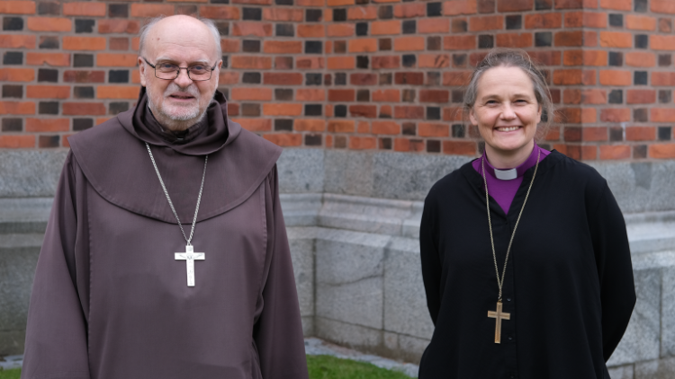 El Cardenal Anders Arborelius, Obispo católico de Estocolmo y Karin Johannesson, Obispa de la Iglesia Luterana de Uppsala.