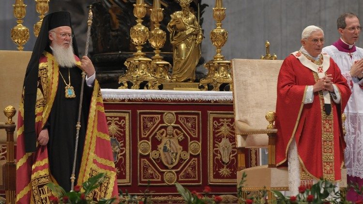 Benediktas XVI ir Konstantinopolio patriarchas Baltramiejus I Romoje 2008 m. 