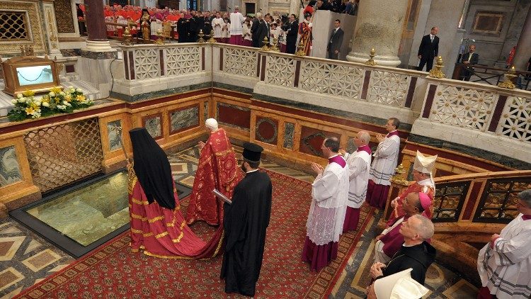 Papa Benedict și patriarhul ecumenic Bartolomeu în rugăciune cu ocazia Anului Paulin