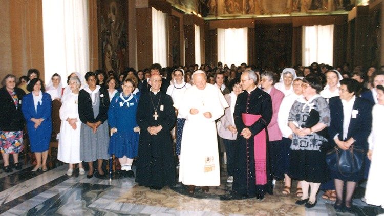 Foto z audiencie členiek Ordo virginum u pápeža Jána Pavla II. pri 25. jubileu (jún 1995)